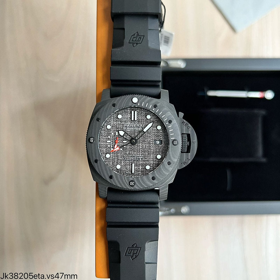 Panerai Submersible Luna Rossa 47 mm